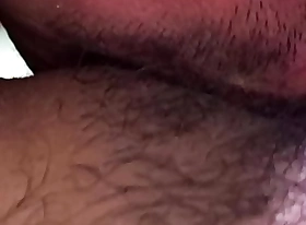 Haciendole sexo oral a mi esposa con su vagina peluda