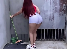 Contratei essa empregada e ela é muito safada, veio com esse shortinho para me provocar, fiquei excitado