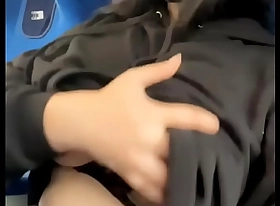 Morrita enseña tetas en el camión    el vídeo donde la cogen lo dejo en: sexoguarro porn video